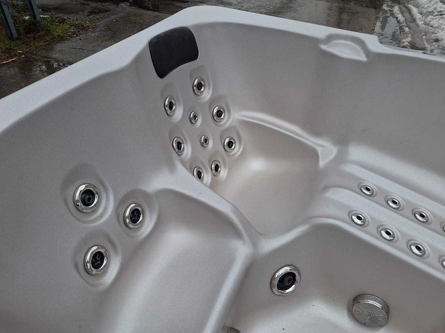 Jacuzzi en buitenspa - afbeelding 3 van  27