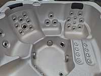 Jacuzzi en buitenspa - afbeelding 6 van  27