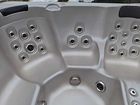 Jacuzzi en buitenspa - afbeelding 8 van  27