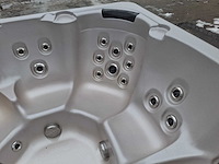 Jacuzzi en buitenspa - afbeelding 11 van  27