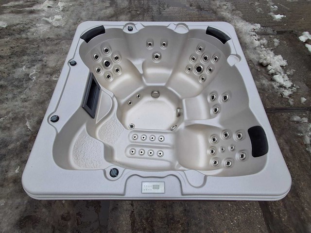 Jacuzzi en buitenspa - afbeelding 1 van  27