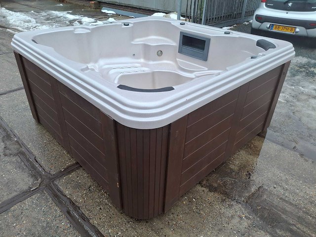 Jacuzzi en buitenspa - afbeelding 17 van  27