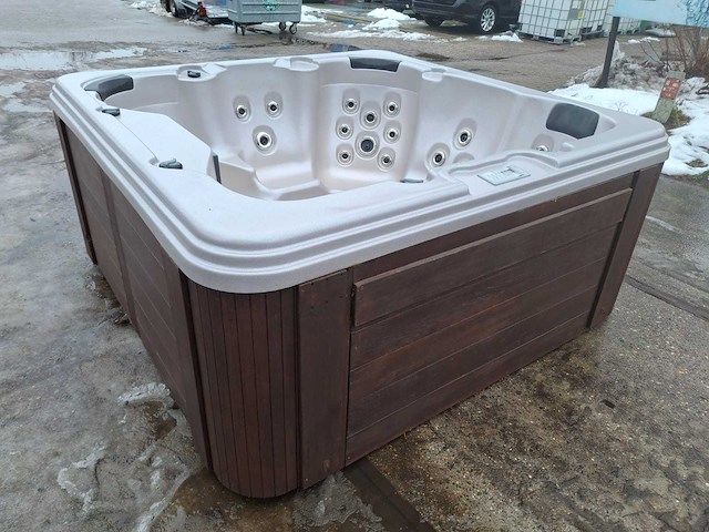 Jacuzzi en buitenspa - afbeelding 19 van  27