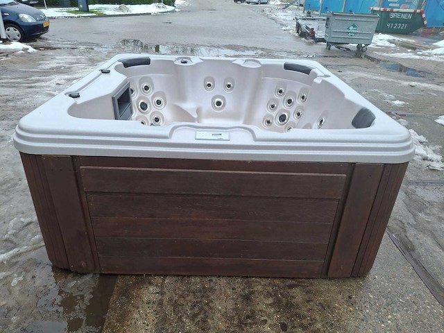 Jacuzzi en buitenspa - afbeelding 20 van  27