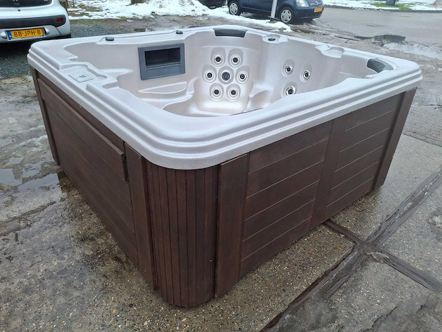 Jacuzzi en buitenspa - afbeelding 12 van  27