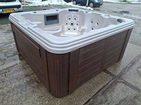 Jacuzzi en buitenspa - afbeelding 12 van  27