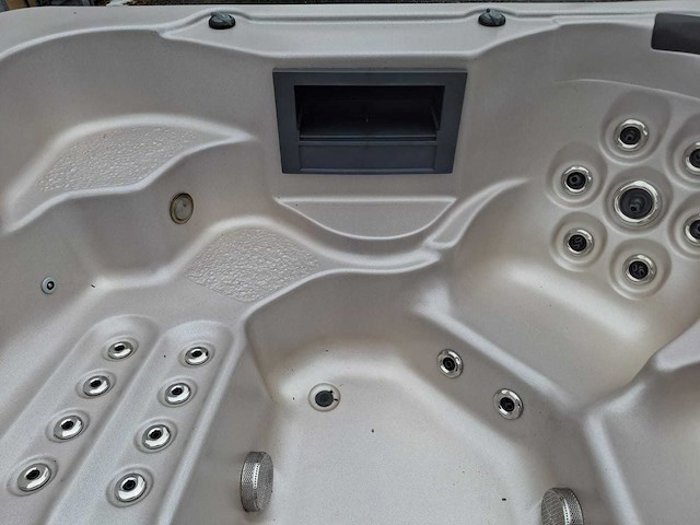 Jacuzzi en buitenspa - afbeelding 26 van  27
