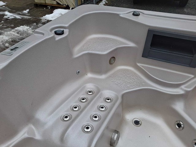 Jacuzzi en buitenspa - afbeelding 27 van  27