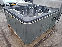 Jacuzzi en buitenspa - afbeelding 15 van  34