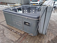 Jacuzzi en buitenspa - afbeelding 16 van  34