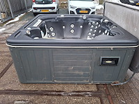 Jacuzzi en buitenspa - afbeelding 17 van  34