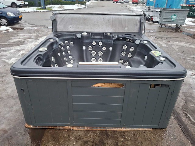 Jacuzzi en buitenspa - afbeelding 22 van  34