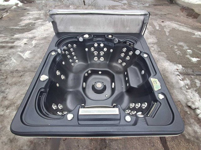 Jacuzzi en buitenspa - afbeelding 12 van  34