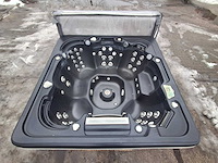 Jacuzzi en buitenspa - afbeelding 12 van  34
