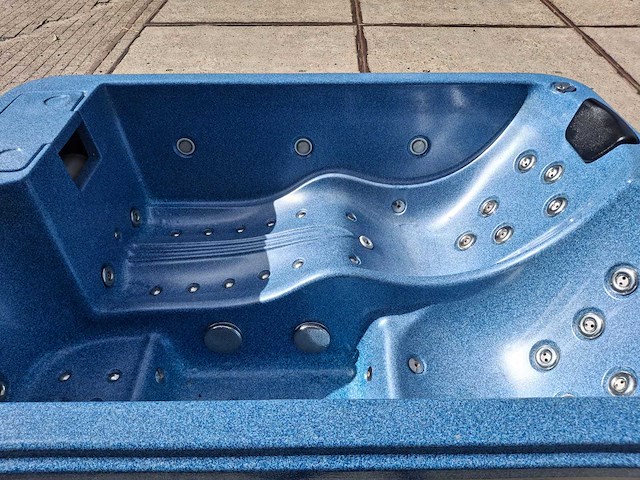 Jacuzzi en buitenspa - afbeelding 5 van  11