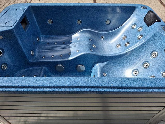 Jacuzzi en buitenspa - afbeelding 6 van  11