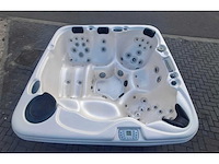 Jacuzzi en buitenspa - afbeelding 1 van  20