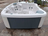 Jacuzzi en buitenspa - afbeelding 12 van  27