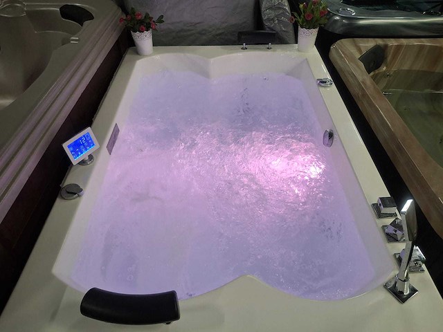 Jacuzzi en buitenspa - afbeelding 2 van  27