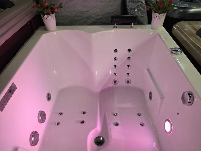 Jacuzzi en buitenspa - afbeelding 13 van  27