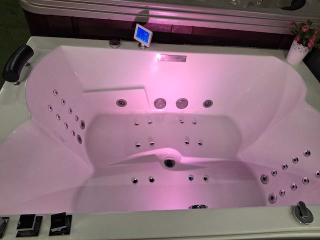 Jacuzzi en buitenspa - afbeelding 14 van  27