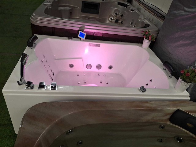 Jacuzzi en buitenspa - afbeelding 15 van  27