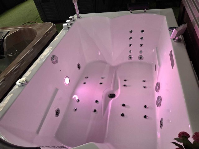Jacuzzi en buitenspa - afbeelding 16 van  27