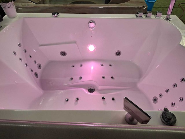 Jacuzzi en buitenspa - afbeelding 17 van  27