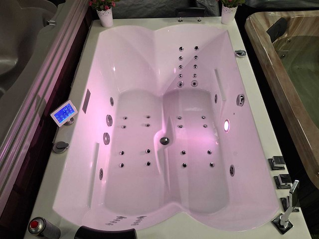 Jacuzzi en buitenspa - afbeelding 12 van  27