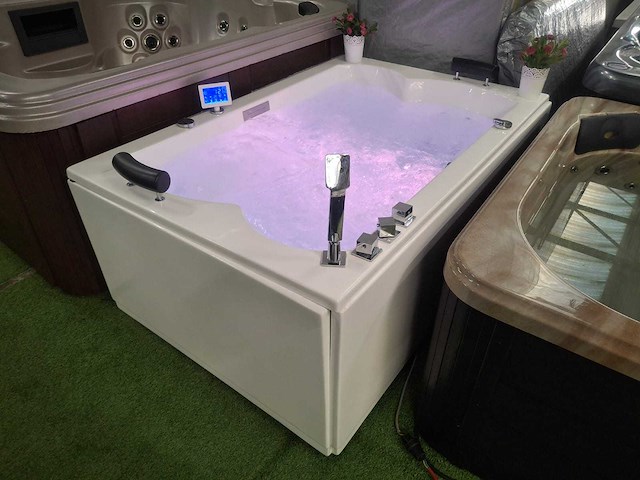 Jacuzzi en buitenspa - afbeelding 21 van  27