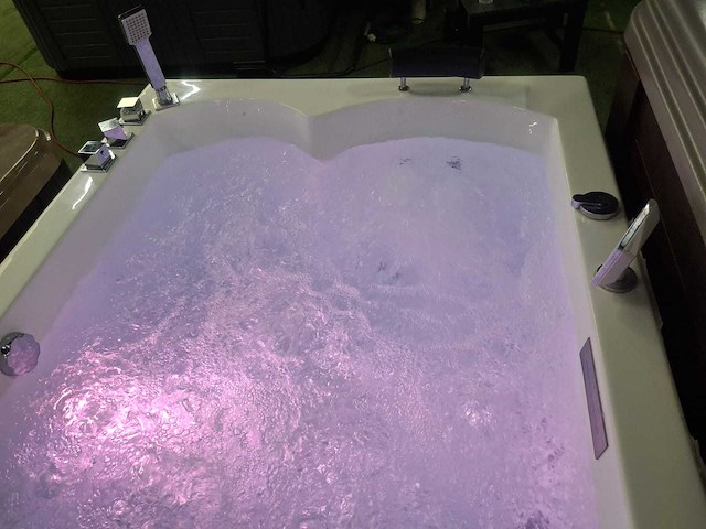 Jacuzzi en buitenspa - afbeelding 25 van  27