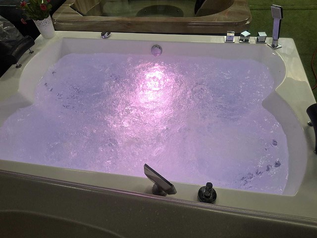 Jacuzzi en buitenspa - afbeelding 26 van  27