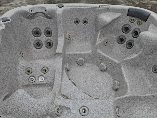 Jacuzzi en buitenspa - afbeelding 13 van  27