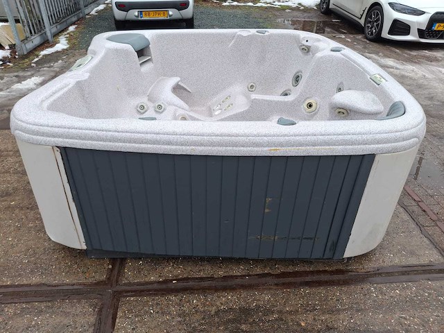 Jacuzzi en buitenspa - afbeelding 25 van  27