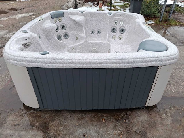 Jacuzzi en buitenspa - afbeelding 10 van  27