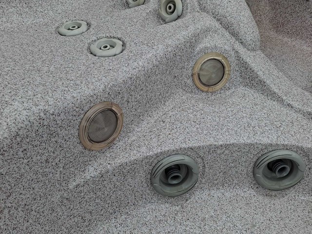 Jacuzzi en buitenspa - afbeelding 13 van  15