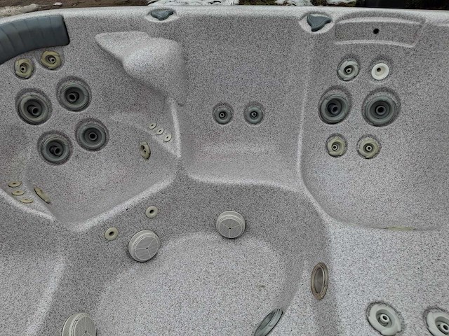 Jacuzzi en buitenspa - afbeelding 6 van  24