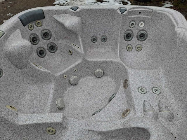 Jacuzzi en buitenspa - afbeelding 8 van  24