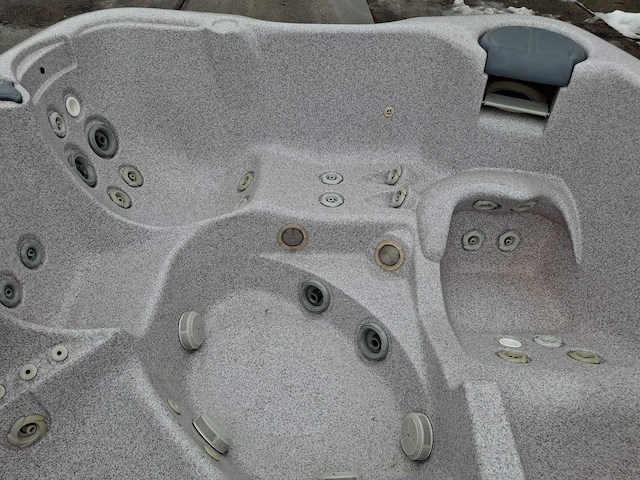 Jacuzzi en buitenspa - afbeelding 9 van  24