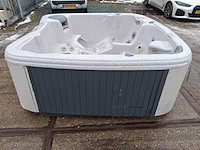 Jacuzzi en buitenspa - afbeelding 17 van  24