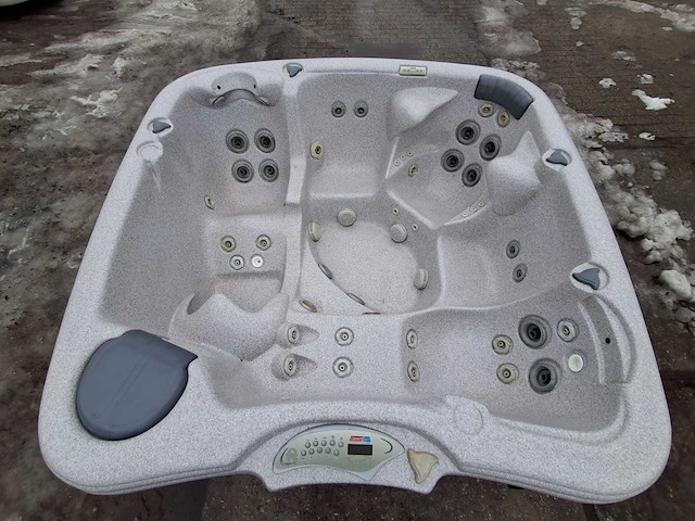 Jacuzzi en buitenspa - afbeelding 1 van  2