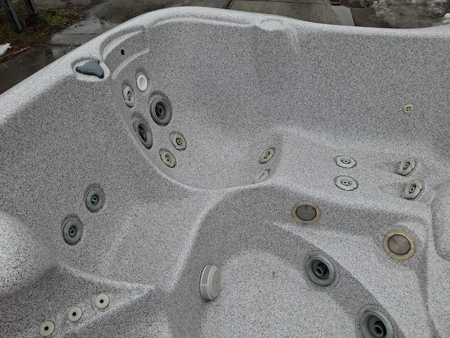 Jacuzzi en buitenspa - afbeelding 1 van  22