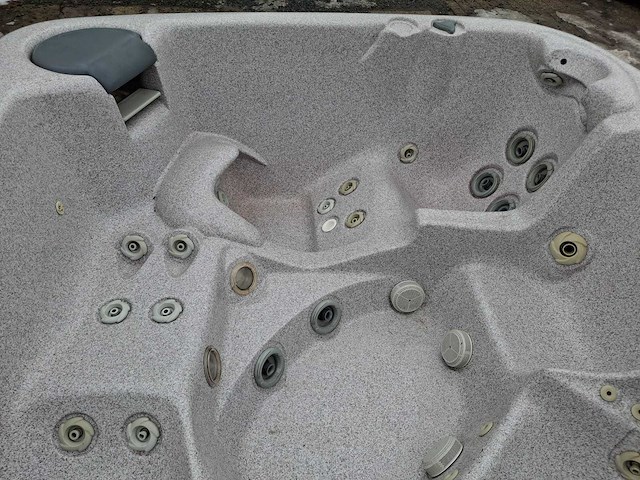 Jacuzzi en buitenspa - afbeelding 10 van  22