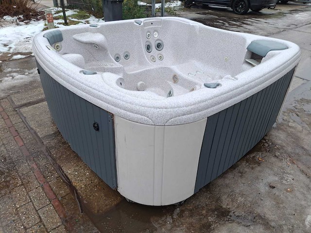 Jacuzzi en buitenspa - afbeelding 18 van  22