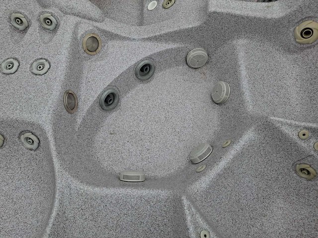 Jacuzzi en buitenspa - afbeelding 19 van  22