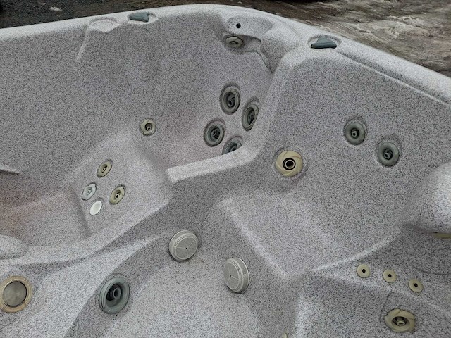 Jacuzzi en buitenspa - afbeelding 2 van  12
