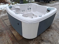Jacuzzi en buitenspa - afbeelding 8 van  12