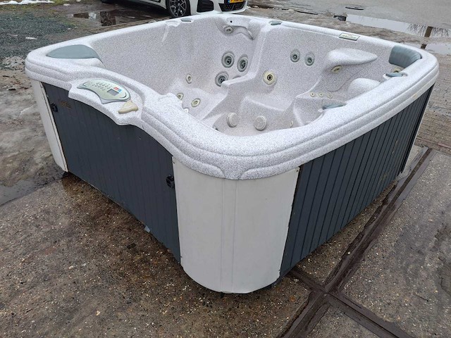 Jacuzzi en buitenspa - afbeelding 3 van  4