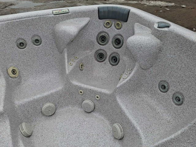 Jacuzzi en buitenspa - afbeelding 13 van  27