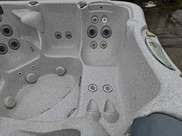 Jacuzzi en buitenspa - afbeelding 12 van  27